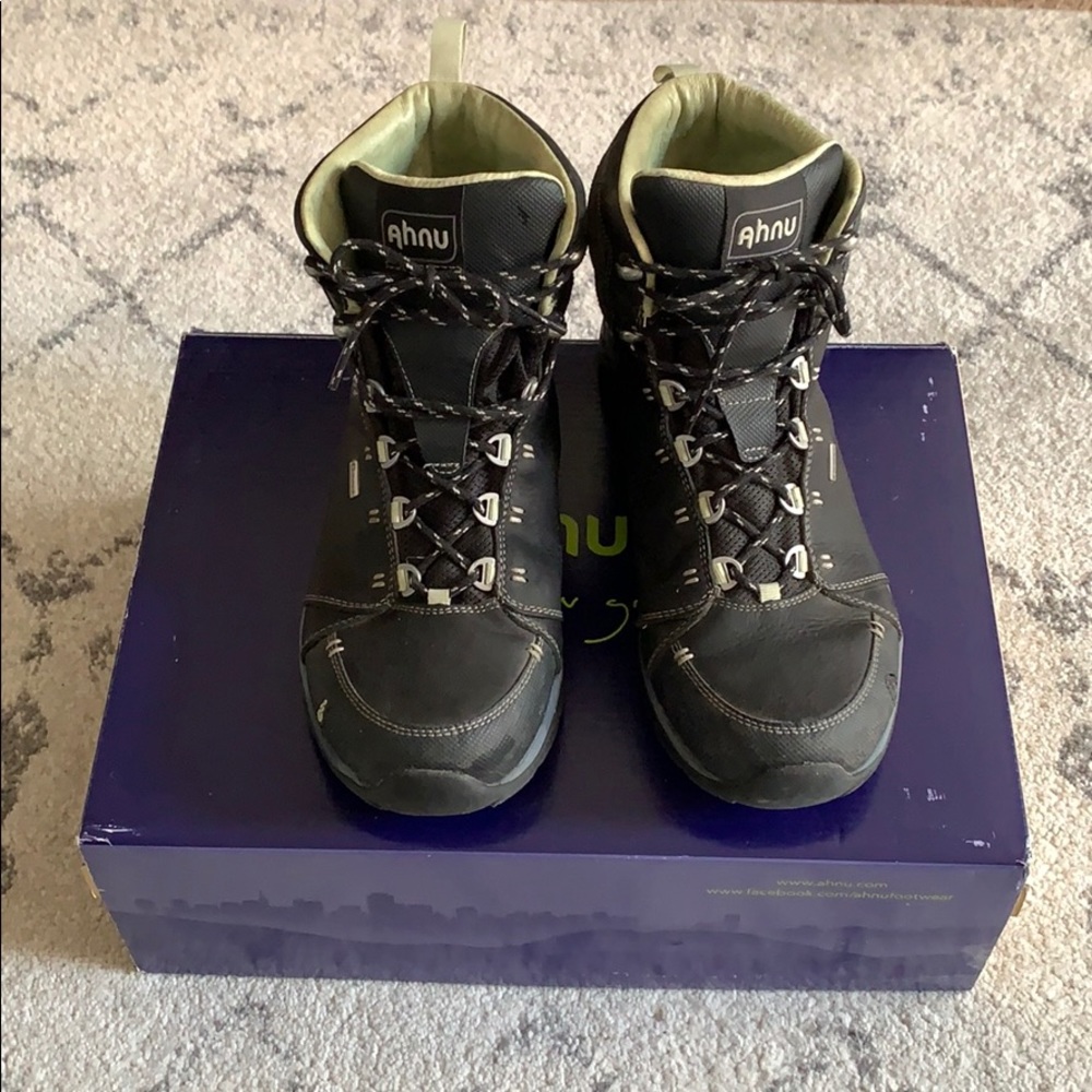 Ahnu hiking boots sz 9.5